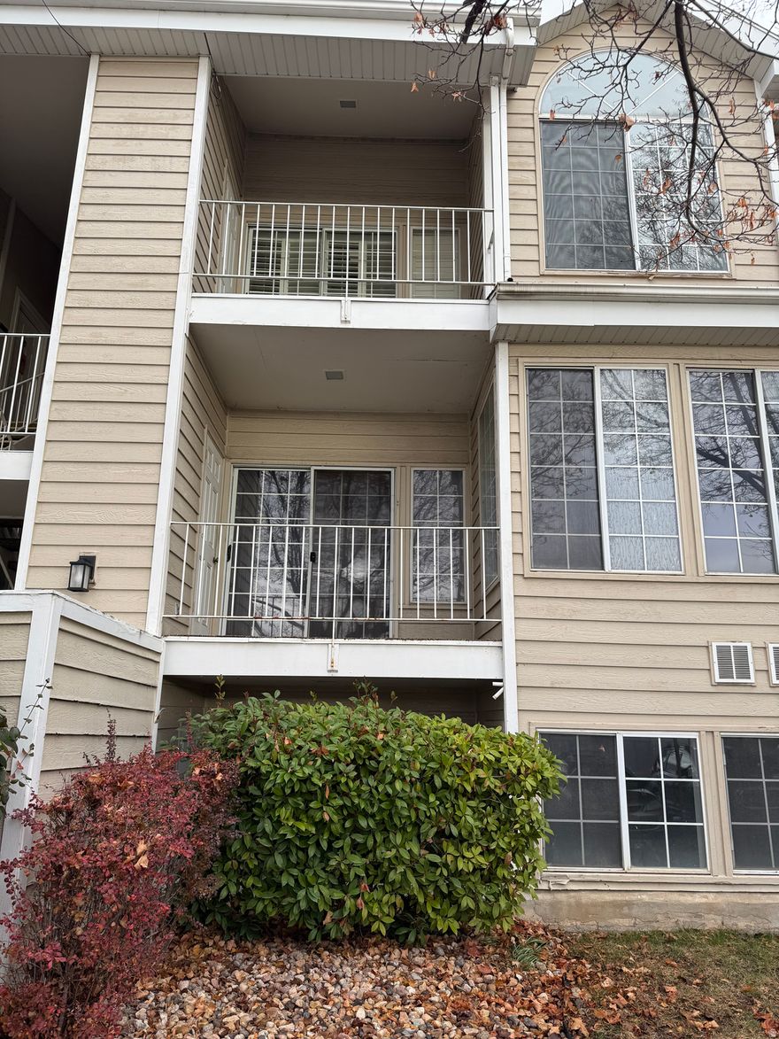 Fixer upper!  At a minimum it needs flooring and paint.   Could use a new bathtub and shower surround, toilet.  Some may want to replace cabinets and countertops, light fixtures.  Needs new kitchen appliances. HVAC is newer and is in great condition.   Owner Agent.  No seller financing. No creative financing.