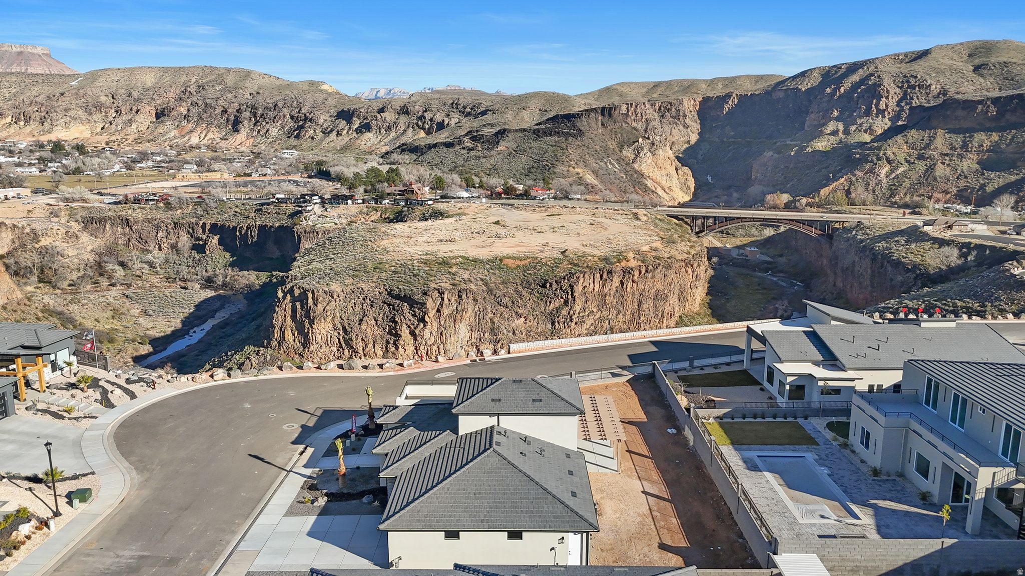 FALCON RIDGE - Residential