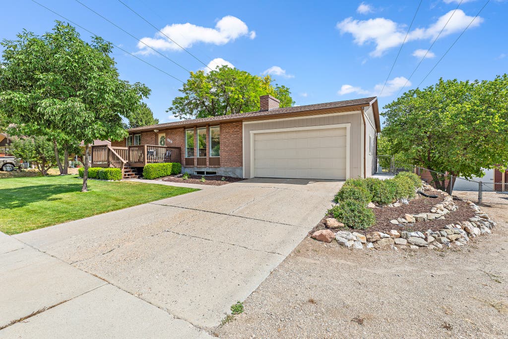 Photo of 988 E 200 N, Springville, UT 84663 (MLS # 2173993)