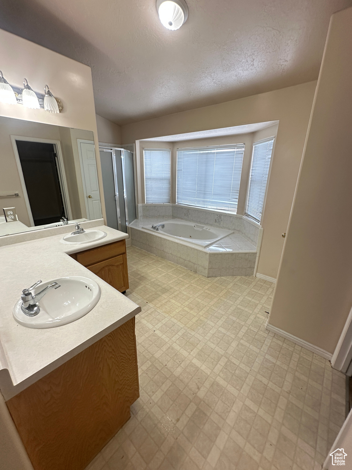ROYAL VIEW - Residential