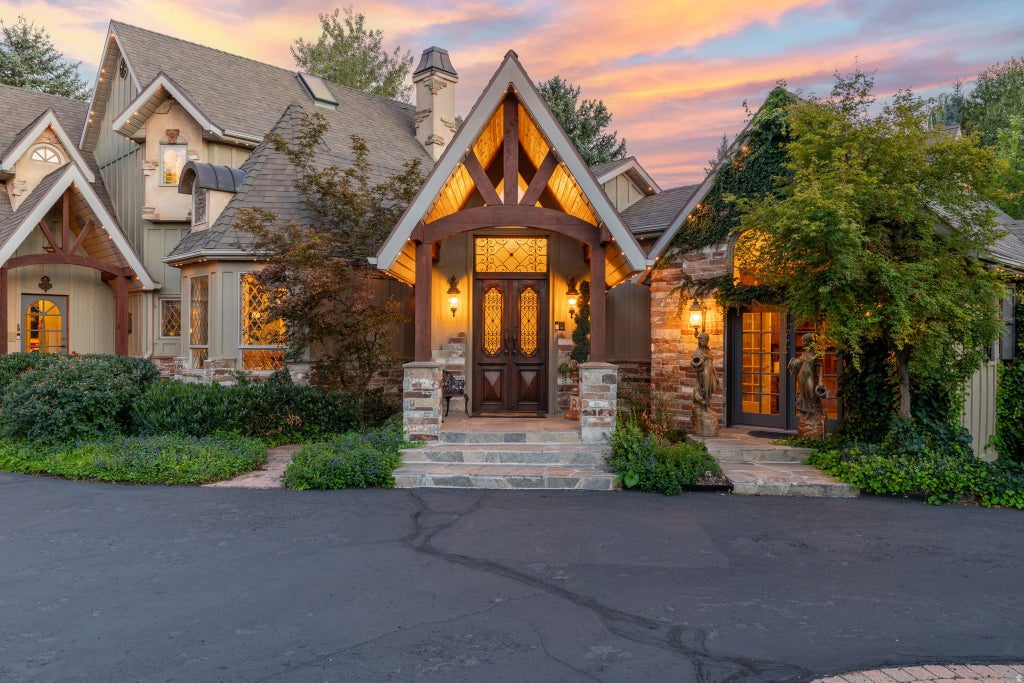 Photo of 2238 E COTTONWOOD COVE LN S, Cottonwood Heights, UT 84121 (MLS # 2184694)