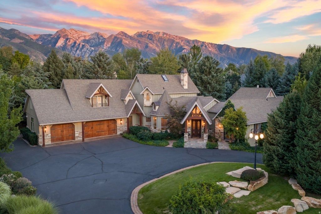 Photo of 2238 E COTTONWOOD COVE LN S, Cottonwood Heights, UT 84121 (MLS # 2184694)