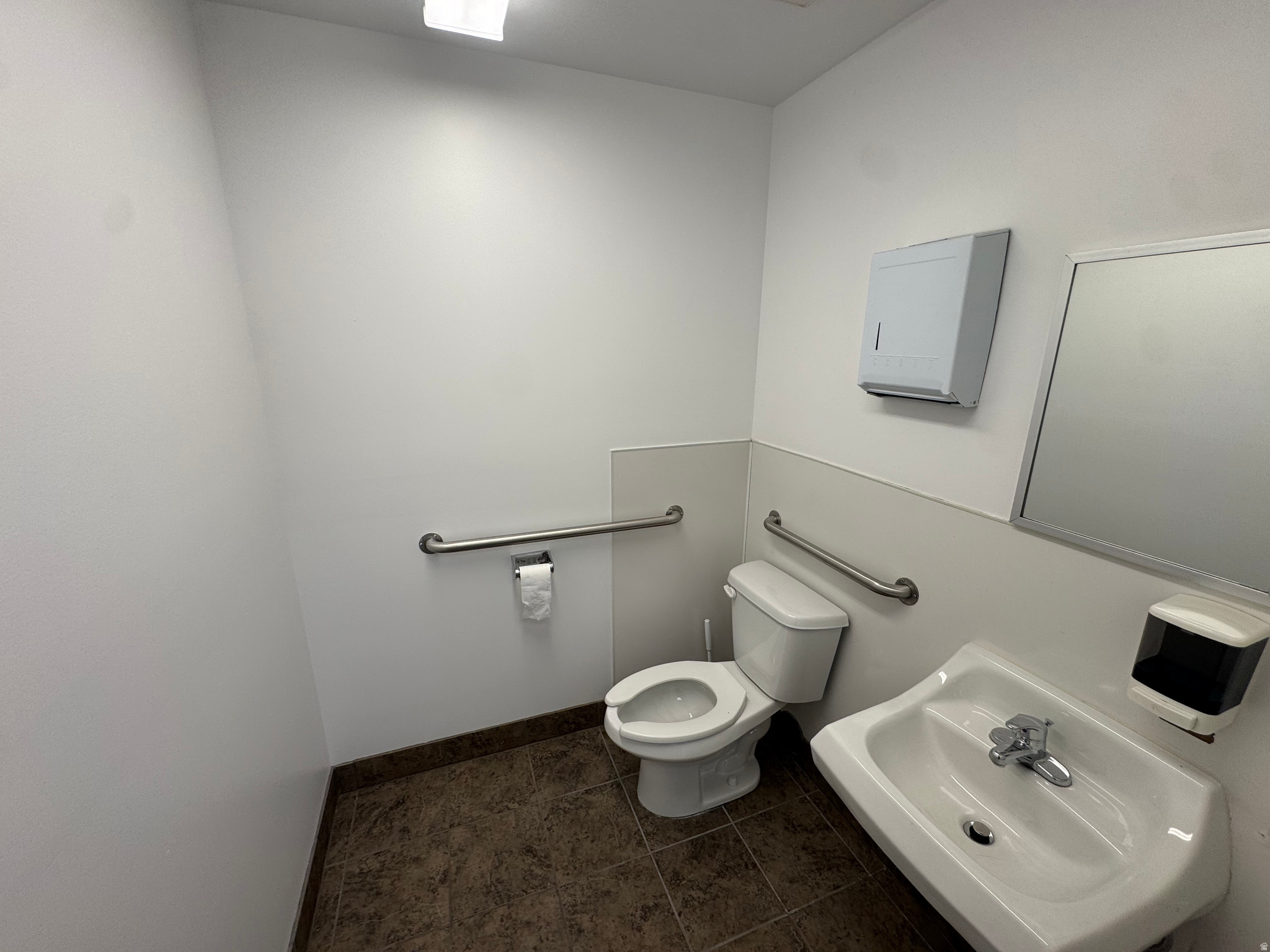 Main image without alt text