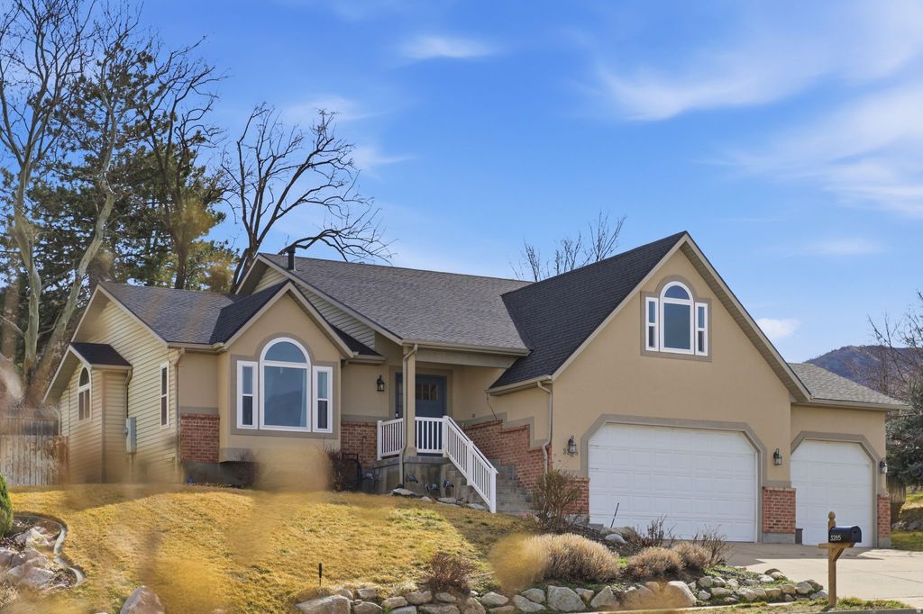 Photo of 3285 S DAVIS BLVD, Bountiful, UT 84010 (MLS # 2137152)