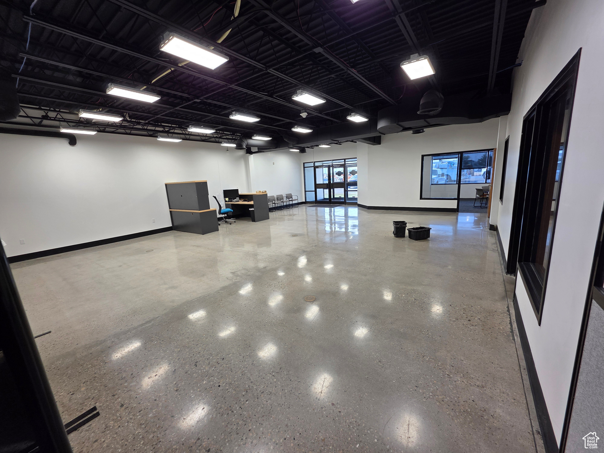 RADIUS CURVE - Commercial Lease