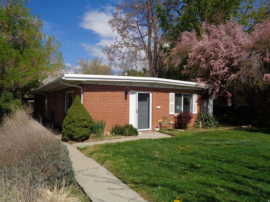 Unit 3 available   1 bedroom, 1 bath, nice stainless-steel appliances, carport off alley access, plank and tile flooring, 1 level unit, ceiling fans,  laundry on site to use. Available now to move in  Tenant Pays Gas and Electric   1055 East Wilson Avenue #3  $1350  rent $500 Deposit