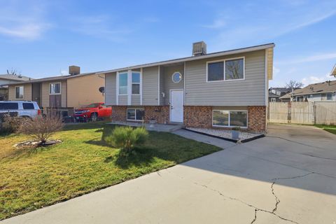 Tiny photo for 948 S 250 E, Layton, UT 84041 (MLS # 2134770)