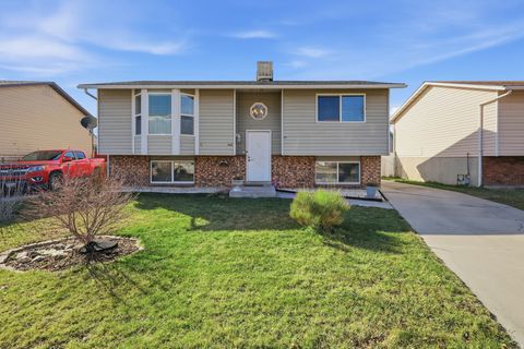 Tiny photo for 948 S 250 E, Layton, UT 84041 (MLS # 2134770)