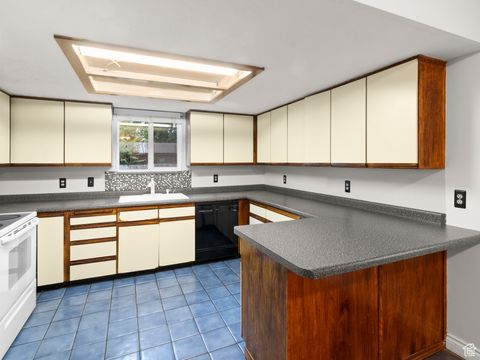 Tiny photo for 370 E PARK CREEKE LN, South Salt Lake, UT 84115 (MLS # 2117117)