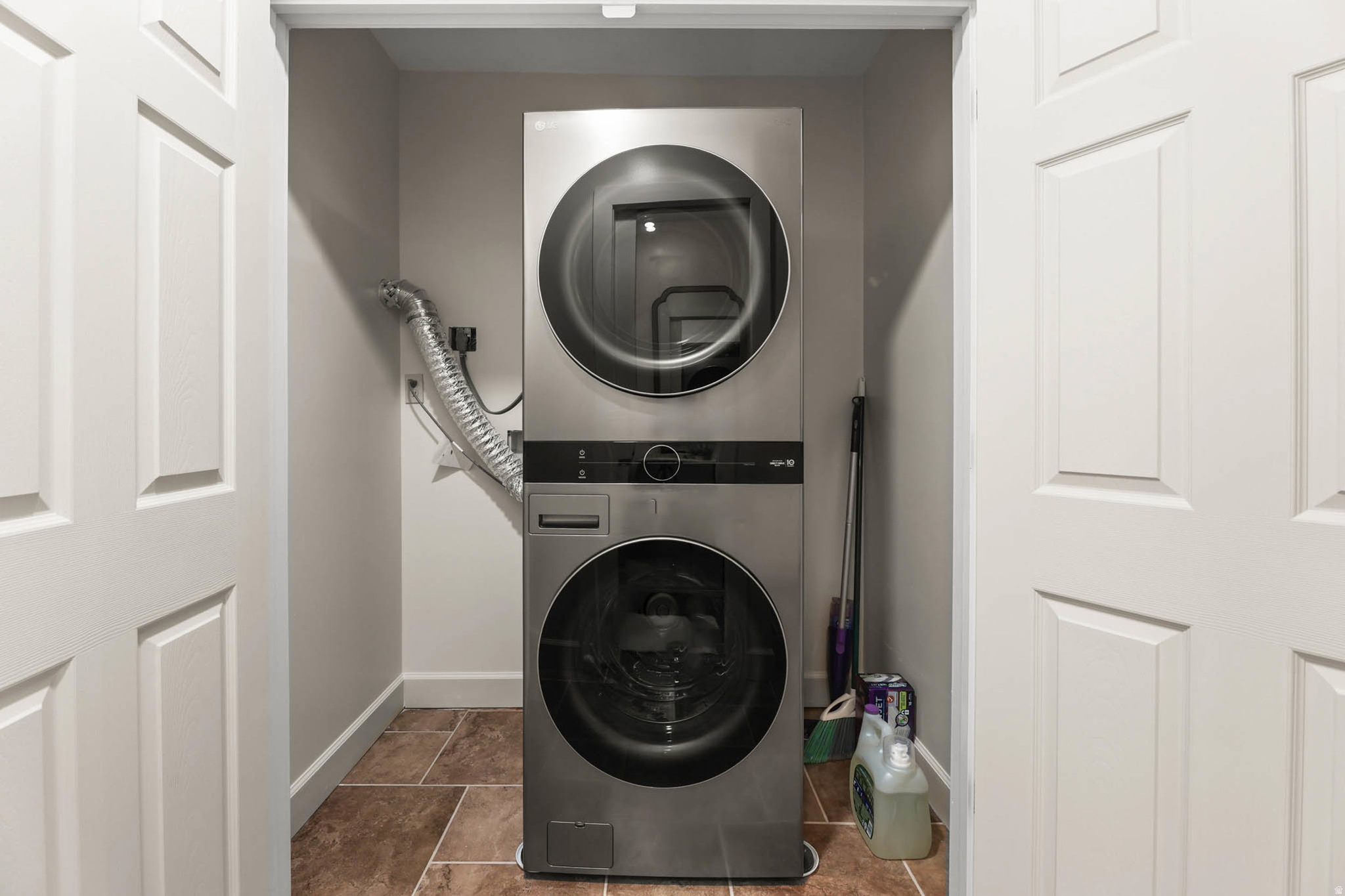 WHITE BARN - Residential Income