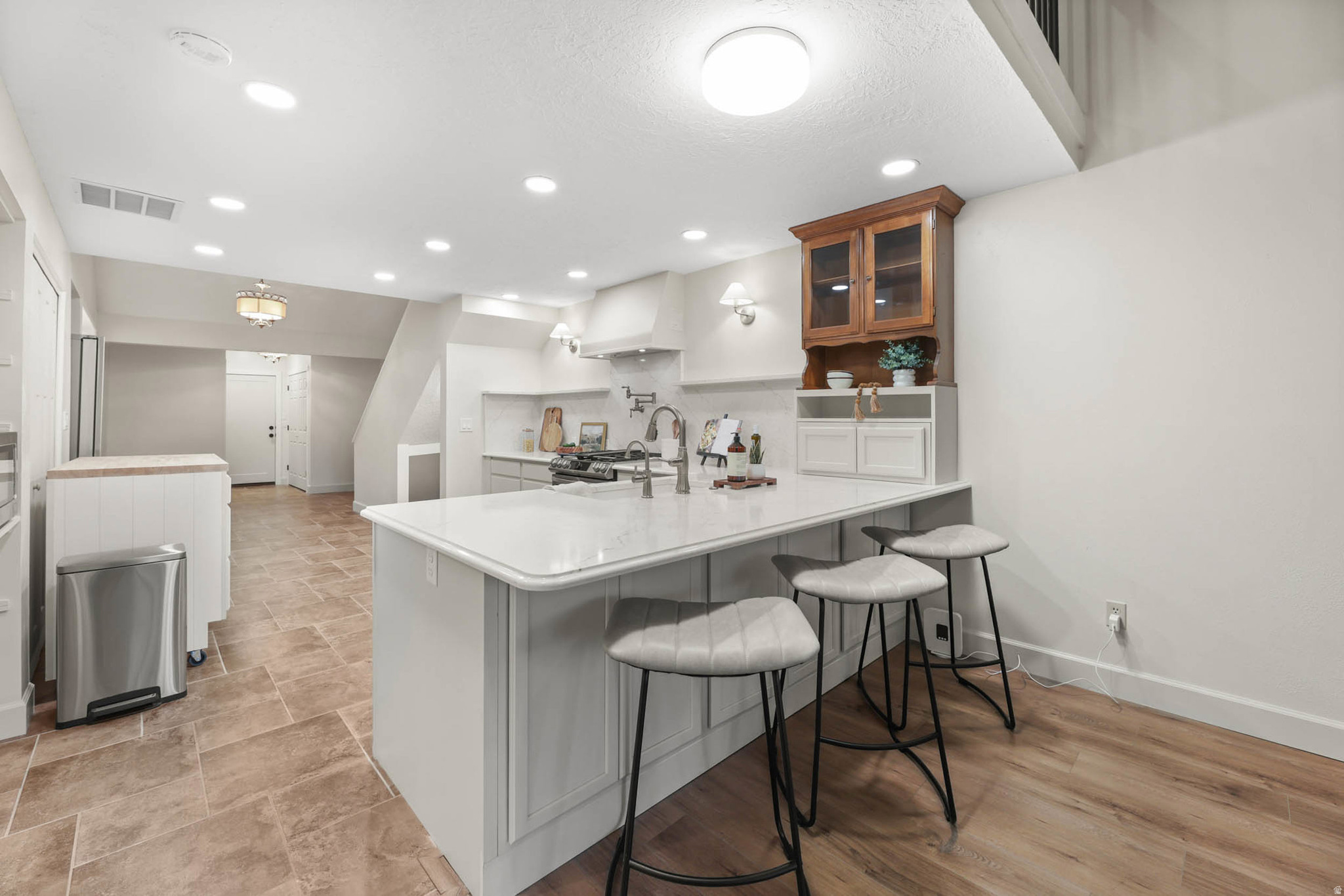 WHITE BARN - Residential Income