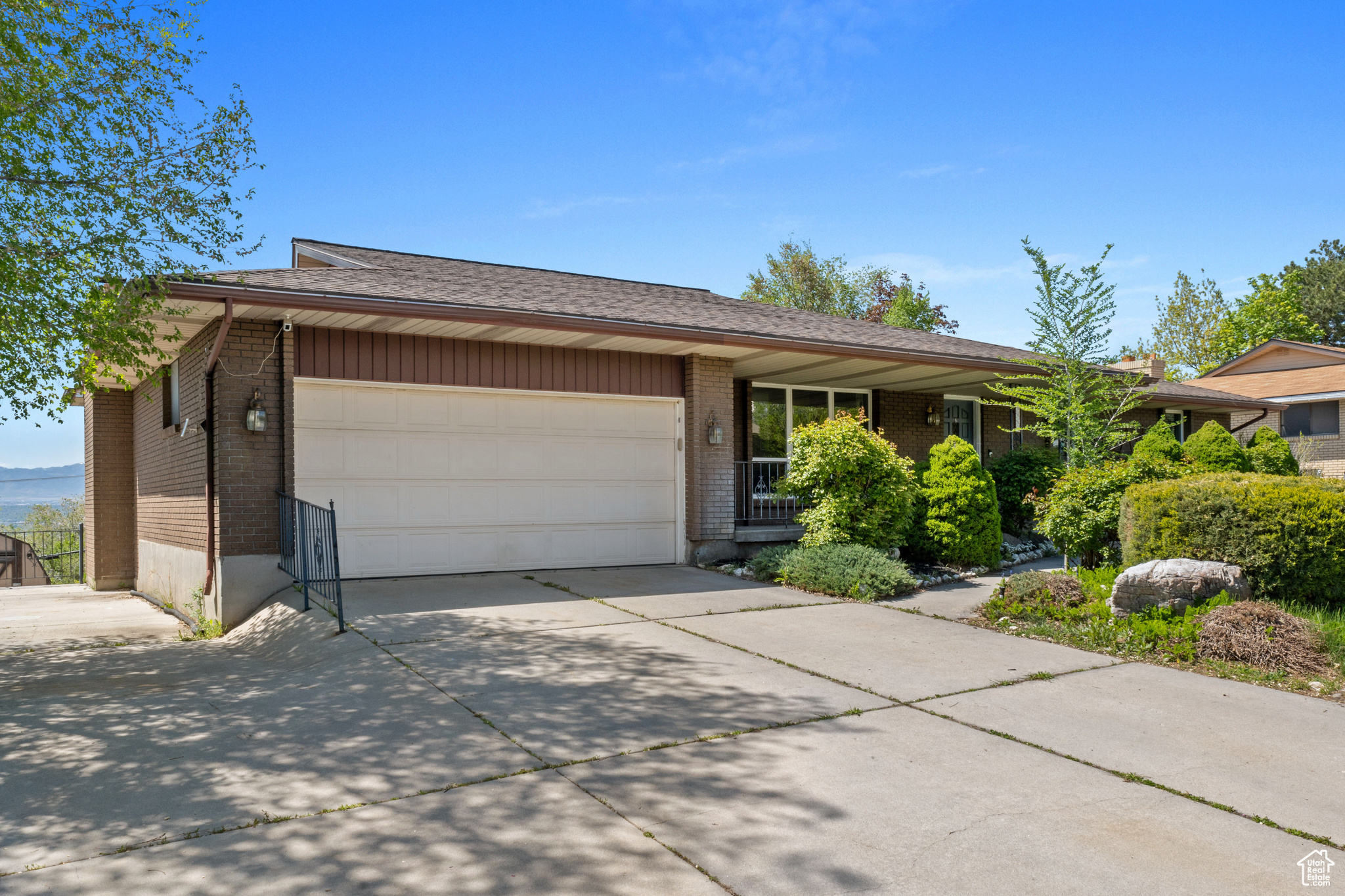 9968 S Blossom Dr, Sandy, Utah image 2