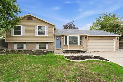 Photo of 11308 S HAWKWOOD DR, Sandy, UT 84094 (MLS # 2155824)