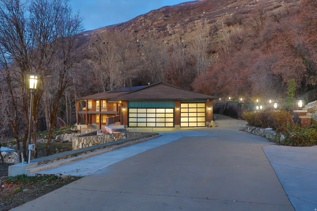 Photo of 383 S 500 E, Farmington, UT 84025 (MLS # 2140170)