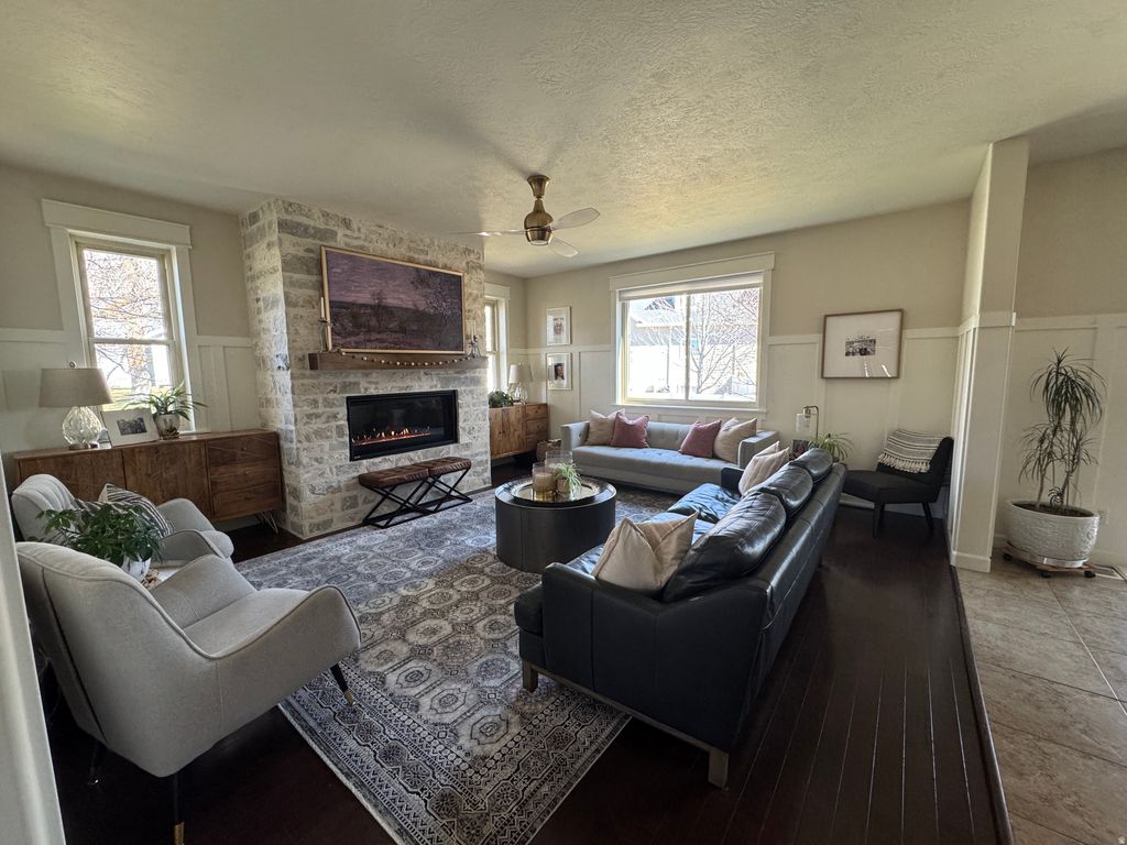 Photo of 1503 DAYLILY CIR, Farmington, UT 84025 (MLS # 2142349)