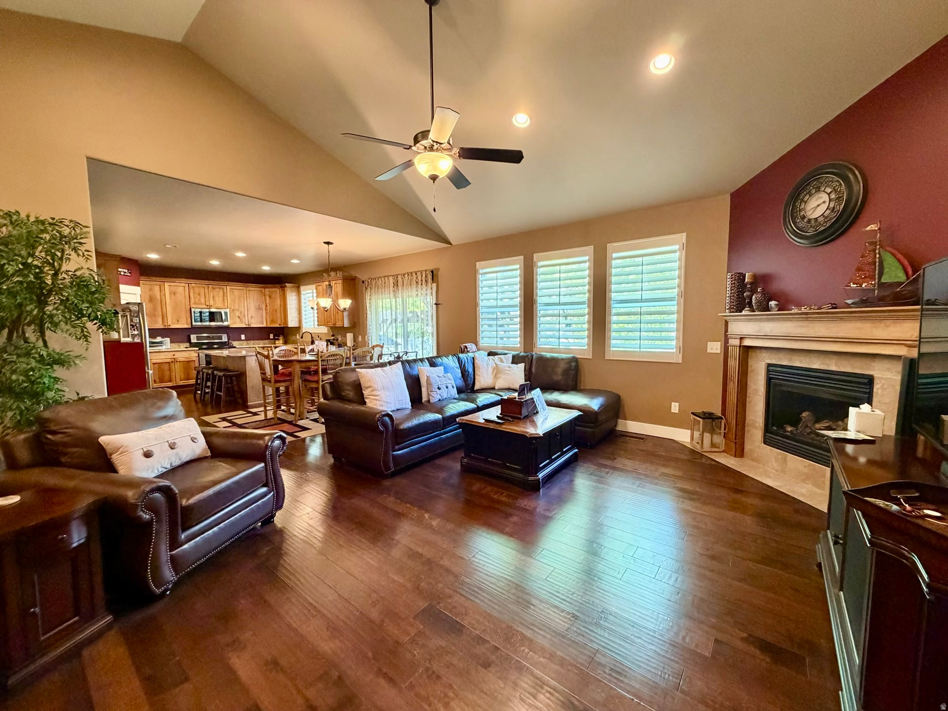 COUNTRY FIELDS - Residential