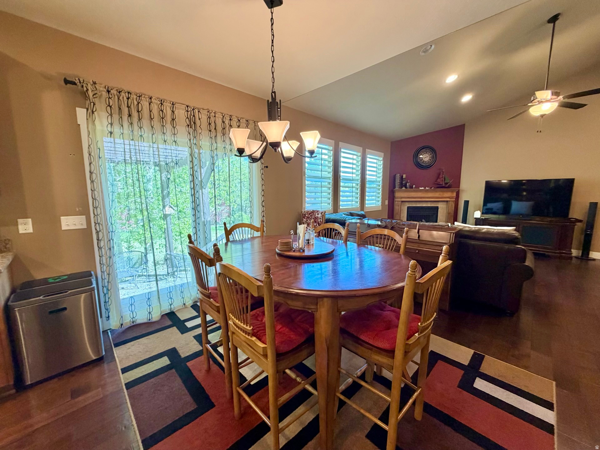 COUNTRY FIELDS - Residential