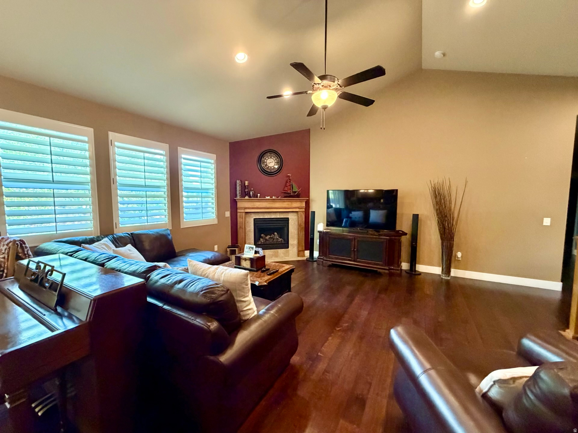 COUNTRY FIELDS - Residential