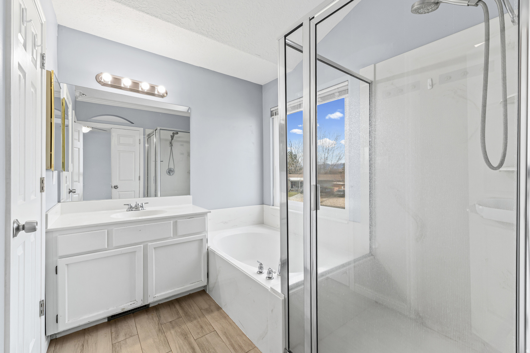 COUNTRY CLUB - Residential