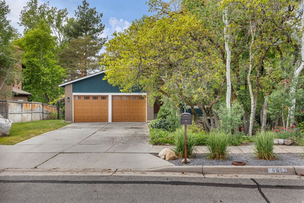 Photo of 10062 S BELL CANYON CIR, Sandy, UT 84092 (MLS # 2159194)