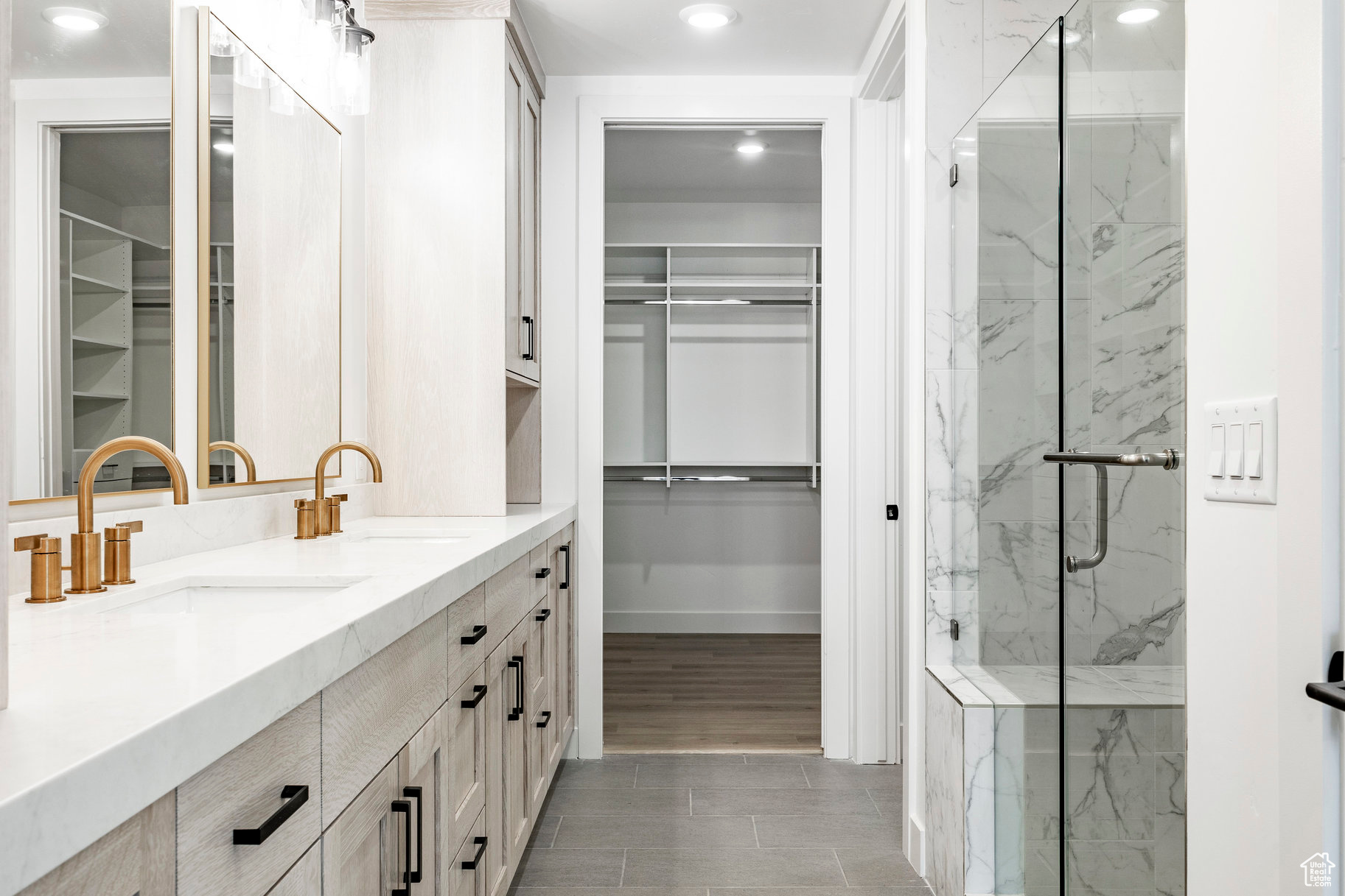 APOLLO SQUARE - Residential