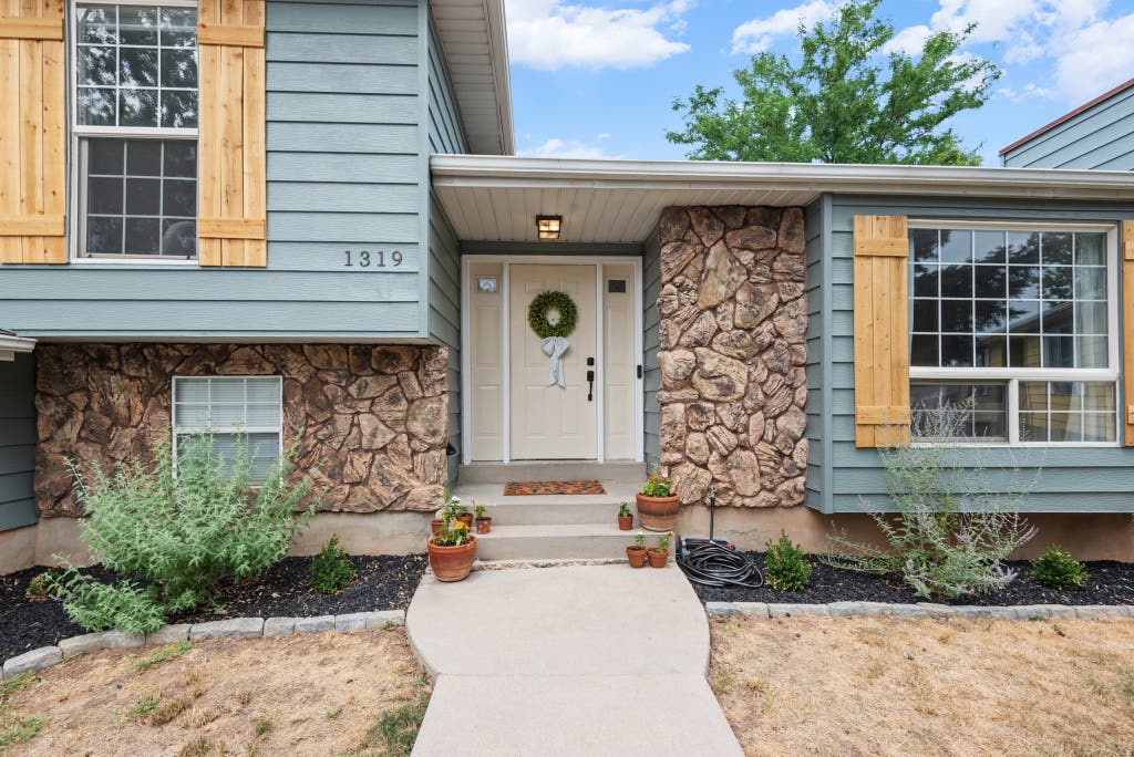 Photo of 1319 RAINBOW CIR, Layton, UT 84040 (MLS # 2175163)