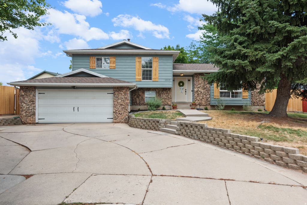 Photo of 1319 RAINBOW CIR, Layton, UT 84040 (MLS # 2175163)