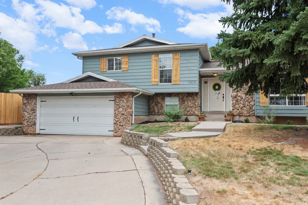 Photo of 1319 RAINBOW CIR, Layton, UT 84040 (MLS # 2175163)