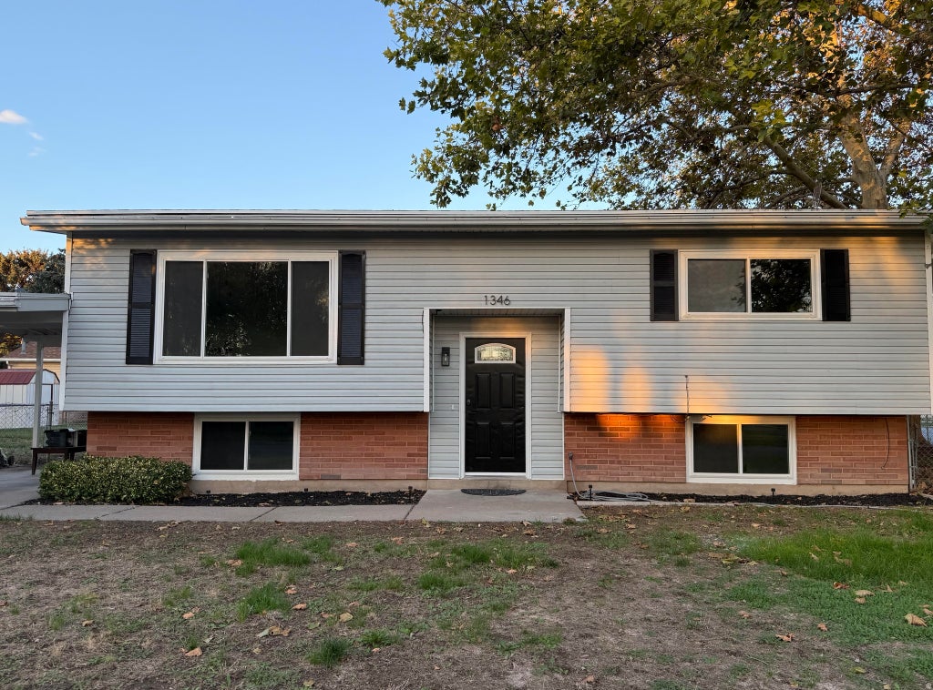Photo of 1346 MARILYN DR, Syracuse, UT 84075 (MLS # 2186900)