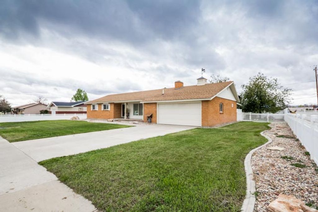 Photo of 731 W 300 N, Vernal, UT 84078 (MLS # 2153701)