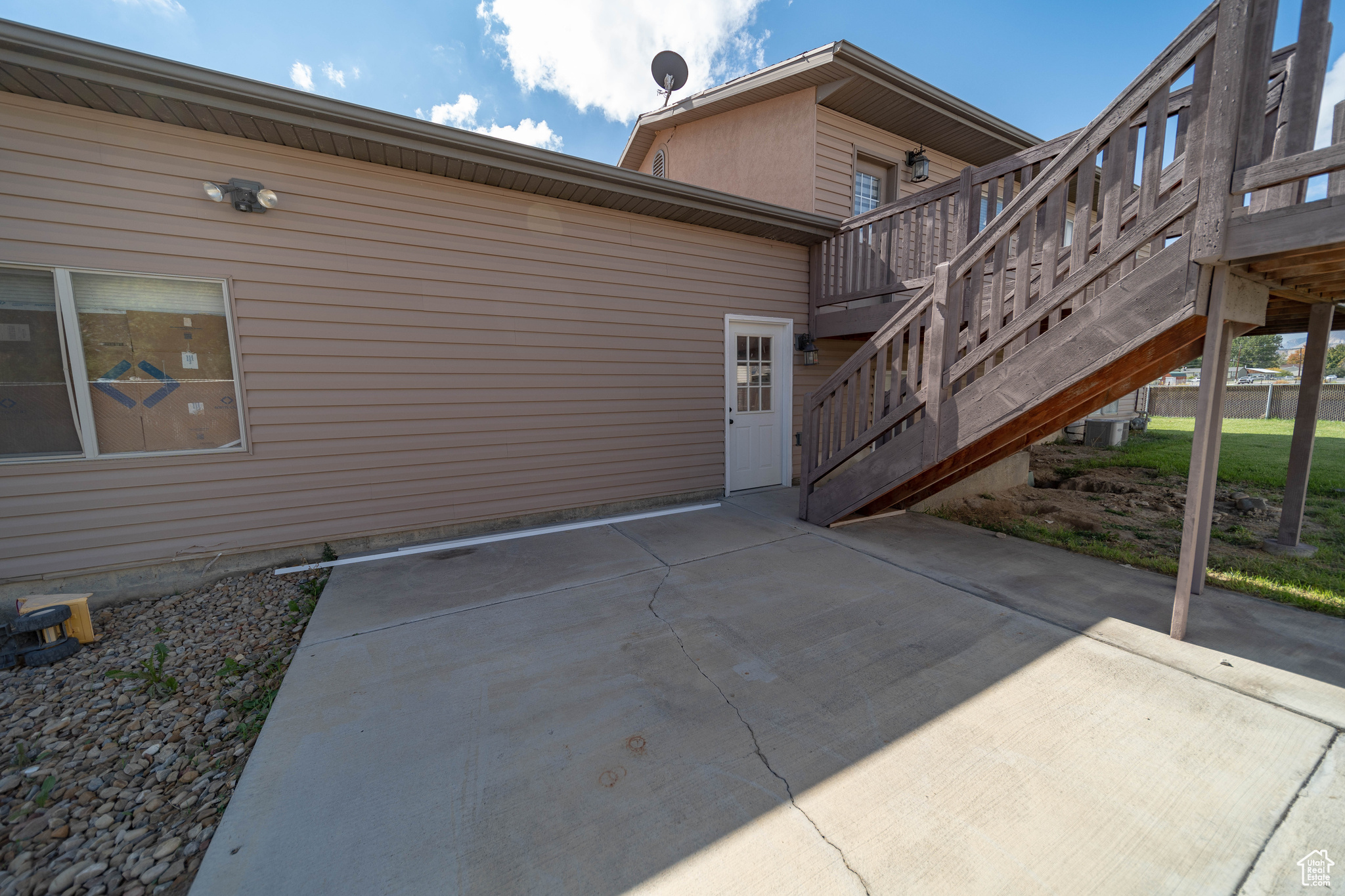 Main image without alt text