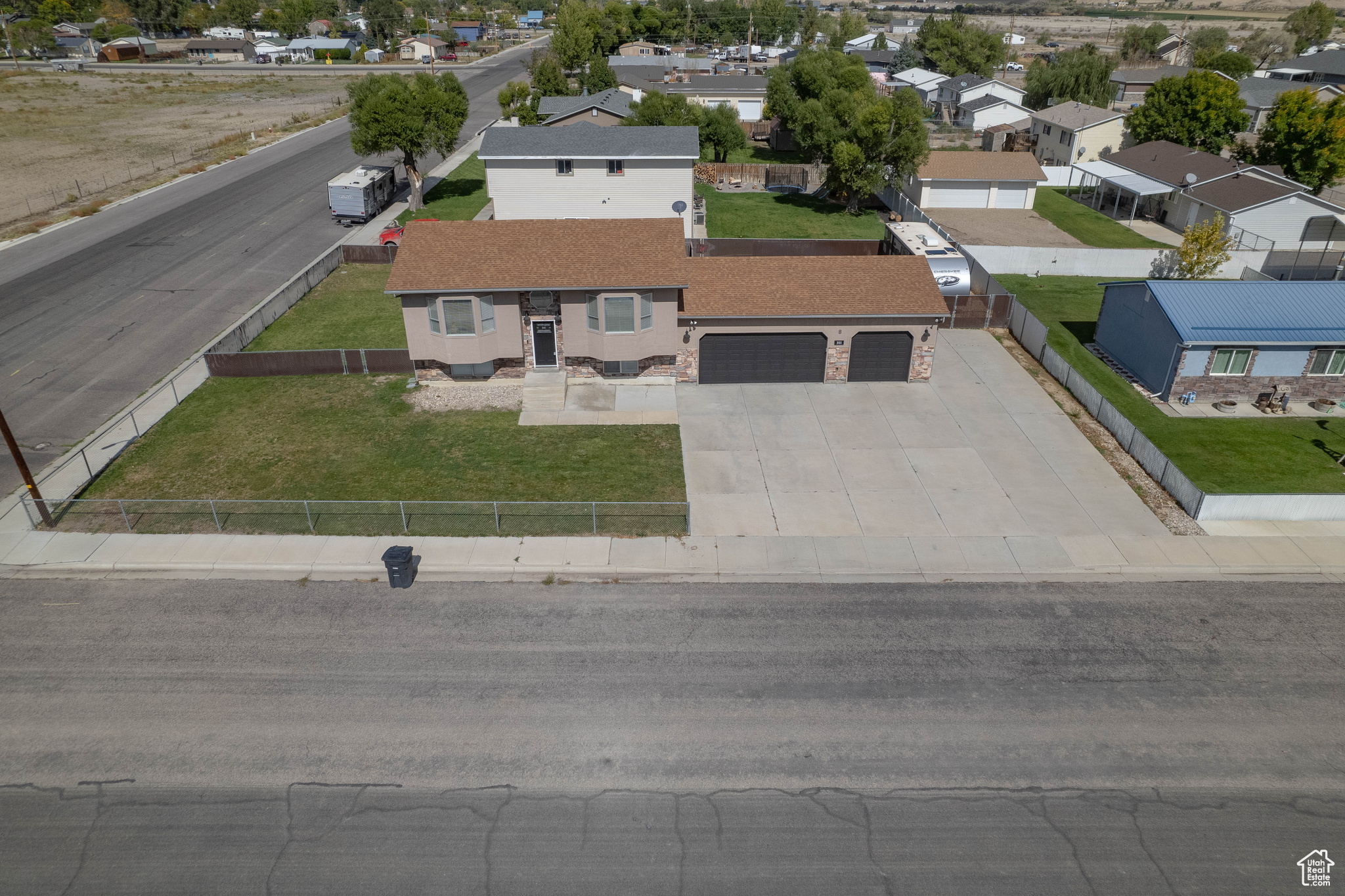 Main image without alt text