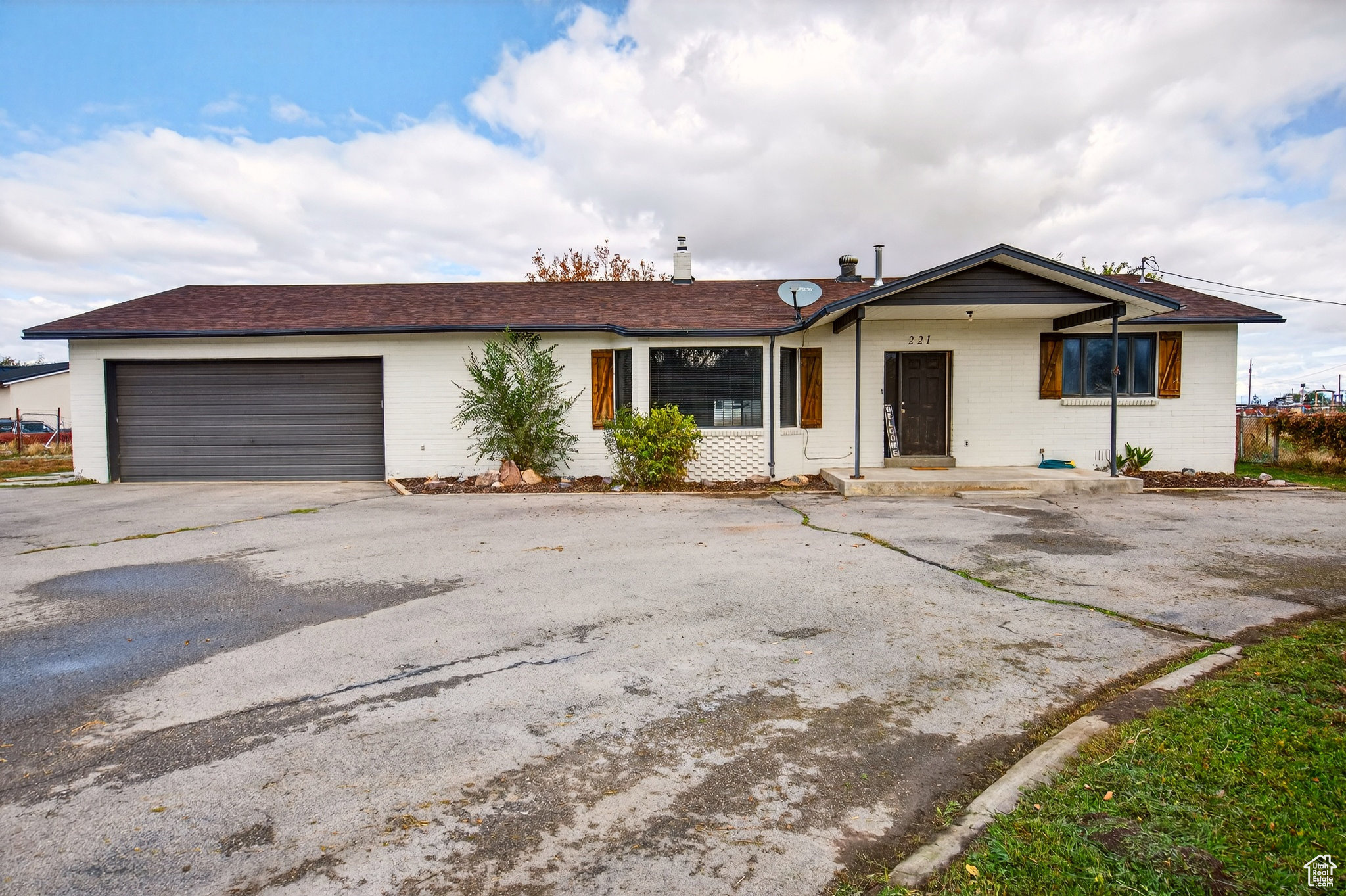 Main image without alt text