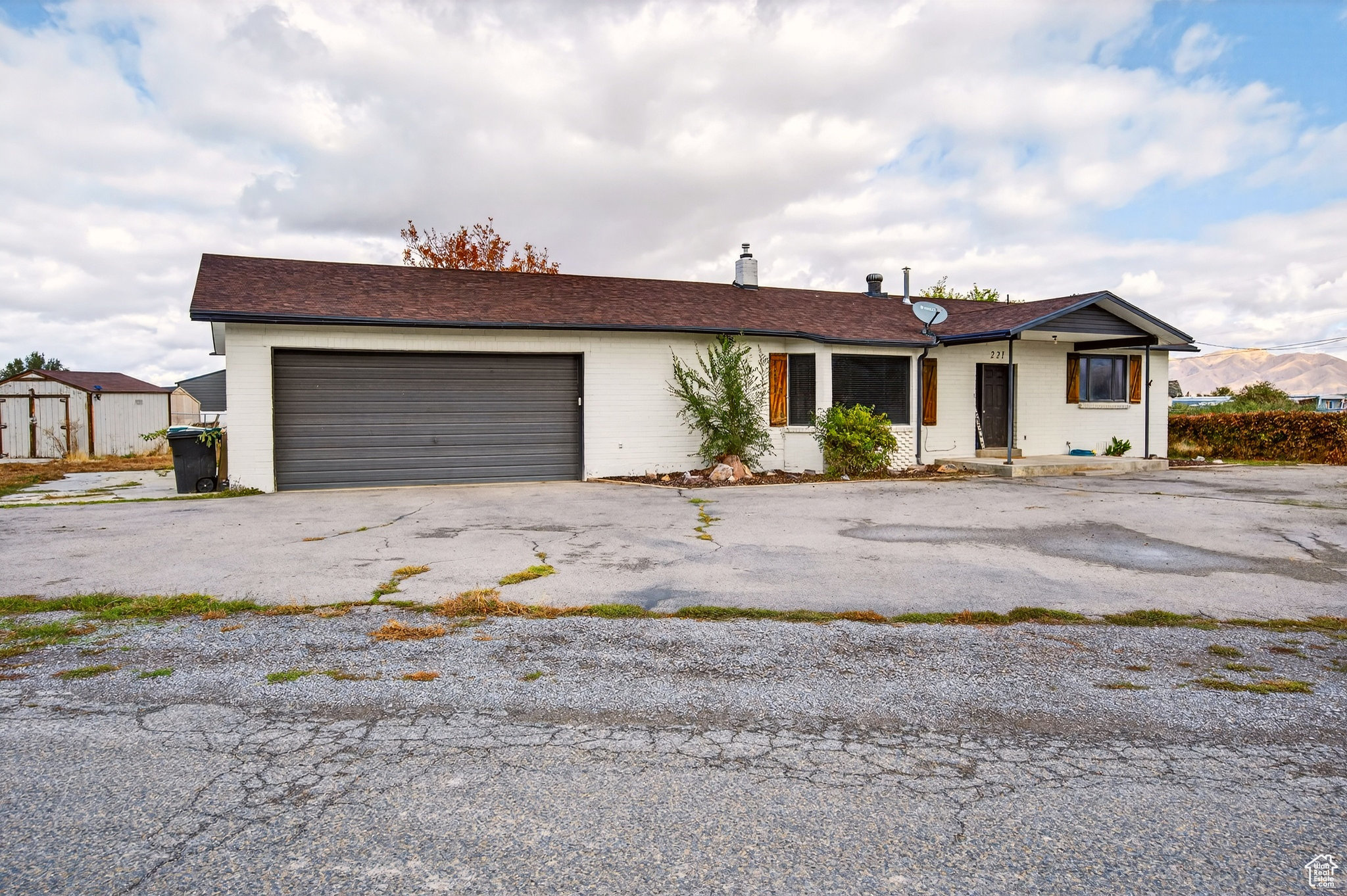 Main image without alt text