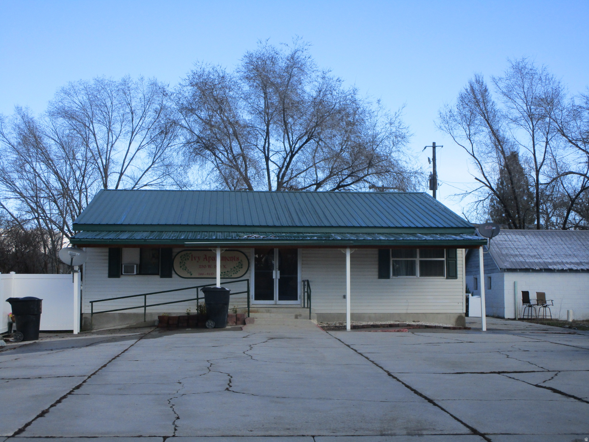 Main image without alt text