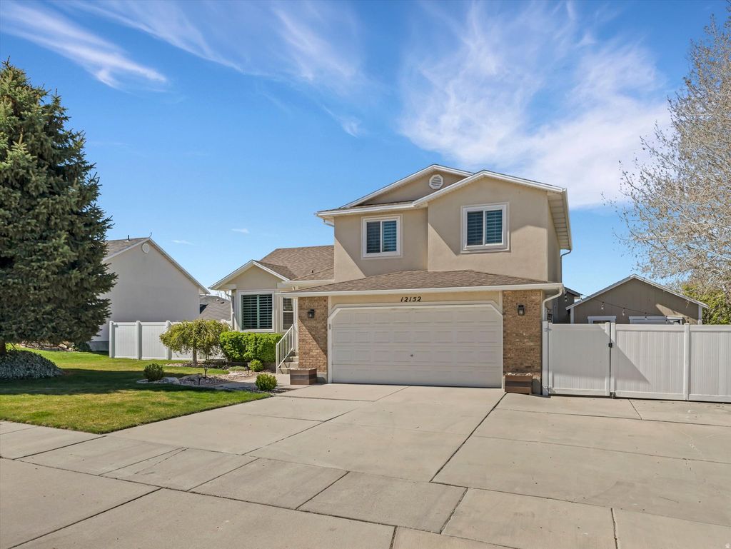 Photo of 12152 S GRACIE VIEW PL W, Draper, UT 84020 (MLS # 2146058)