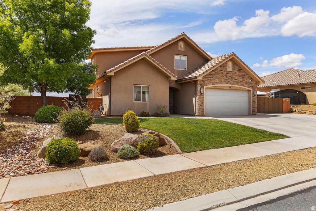 Photo of 225 N FALCON CT, Ivins, UT 84738 (MLS # 2154737)