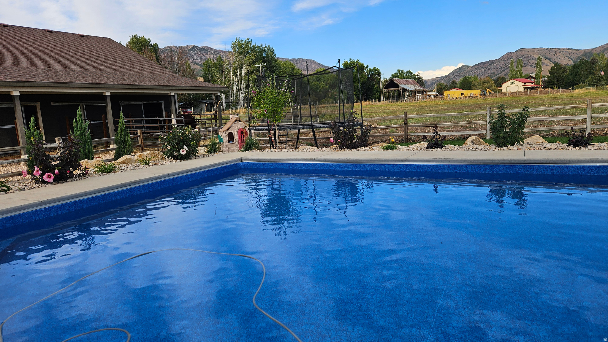 EAST LAKE MEADOWS SU - Residential