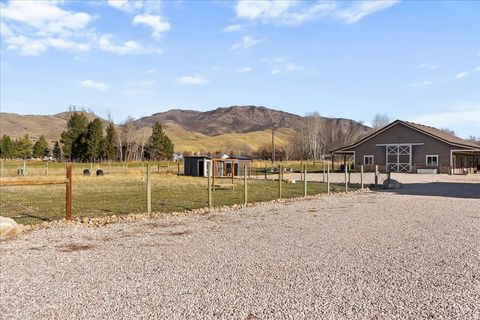 Tiny photo for 560 S 8600 E, Huntsville, UT 84317 (MLS # 2124940)