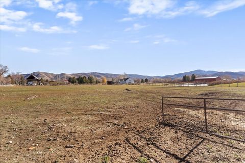 Tiny photo for 560 S 8600 E, Huntsville, UT 84317 (MLS # 2124940)