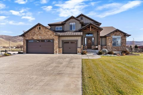 Photo of 560 S 8600 E, Huntsville, UT 84317 (MLS # 2124940)