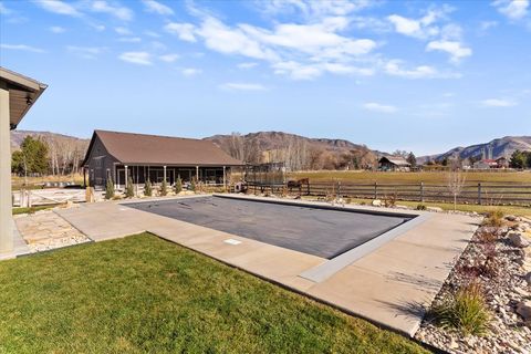 Tiny photo for 560 S 8600 E, Huntsville, UT 84317 (MLS # 2124940)
