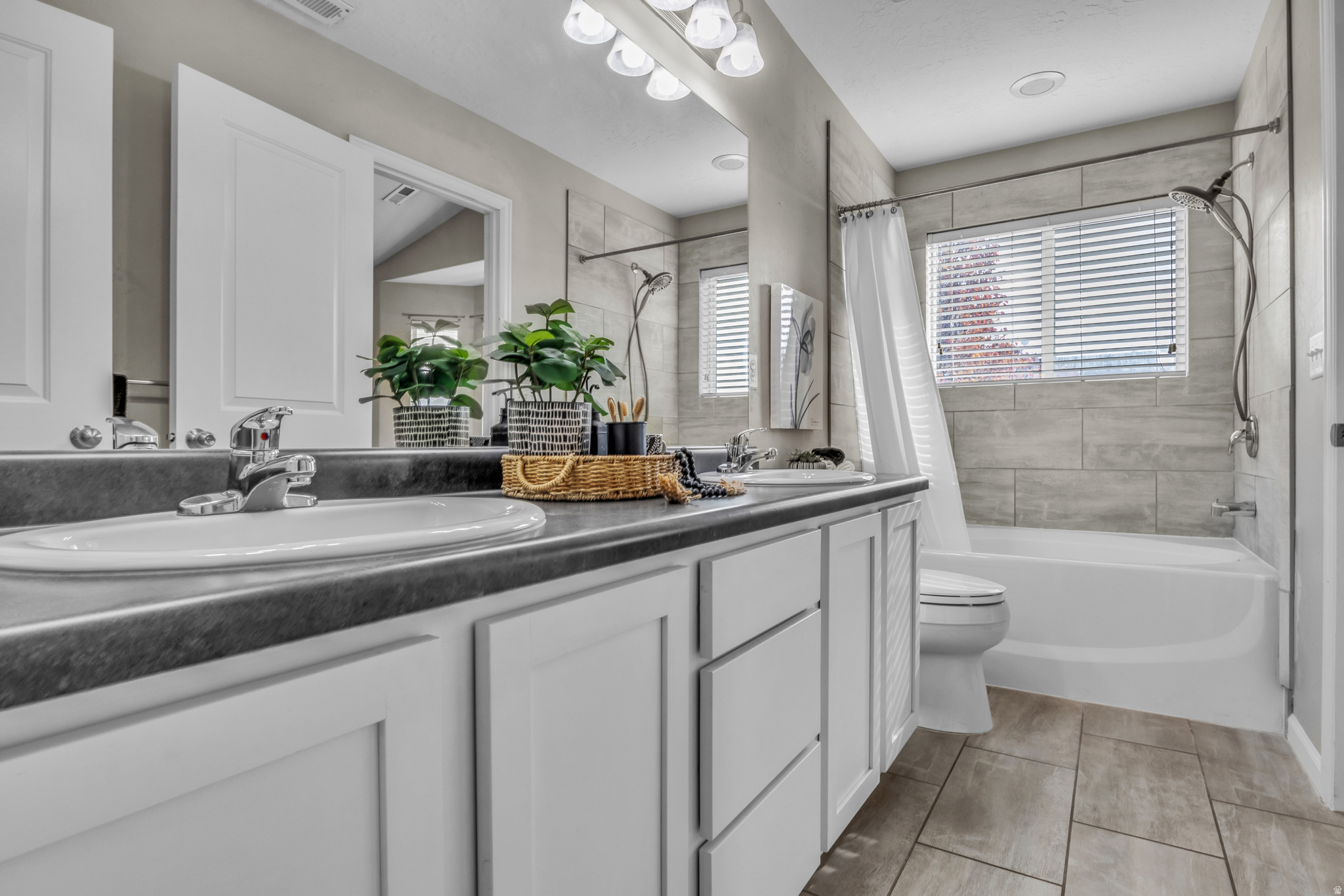 CRESTHAVEN VILLAGE TOWNHOMES - Residential