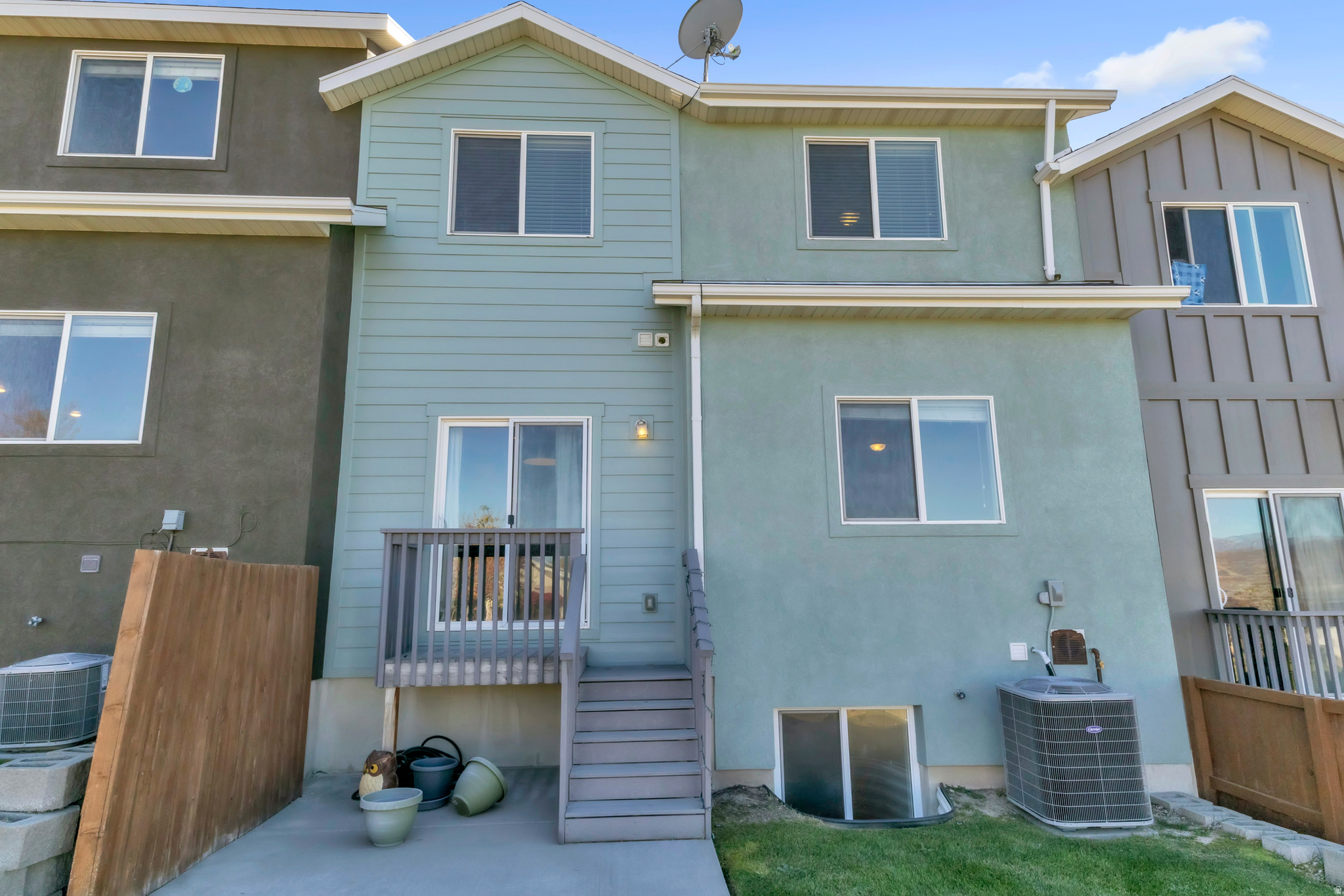 CRESTHAVEN VILLAGE TOWNHOMES - Residential