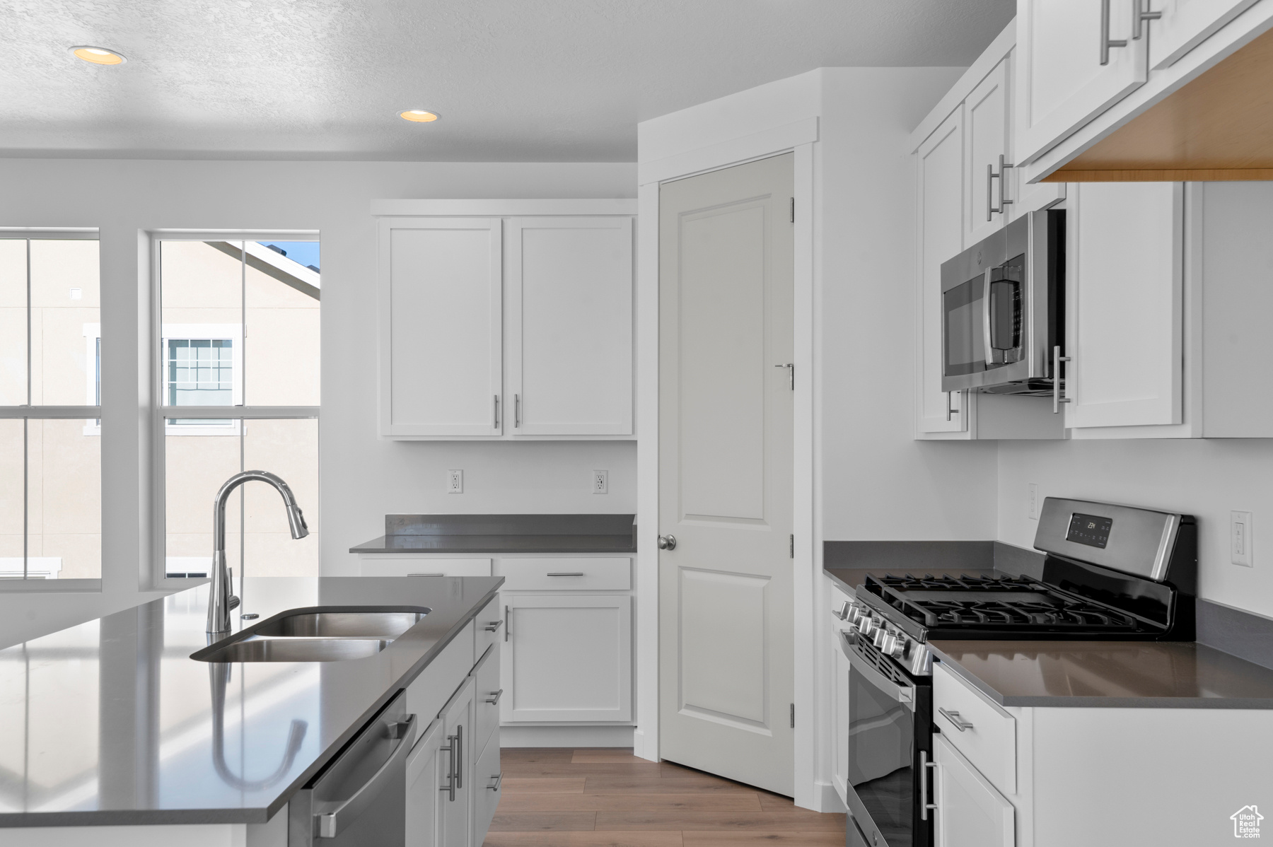 BROADVIEW SHORES COTTAGES 803 - Residential