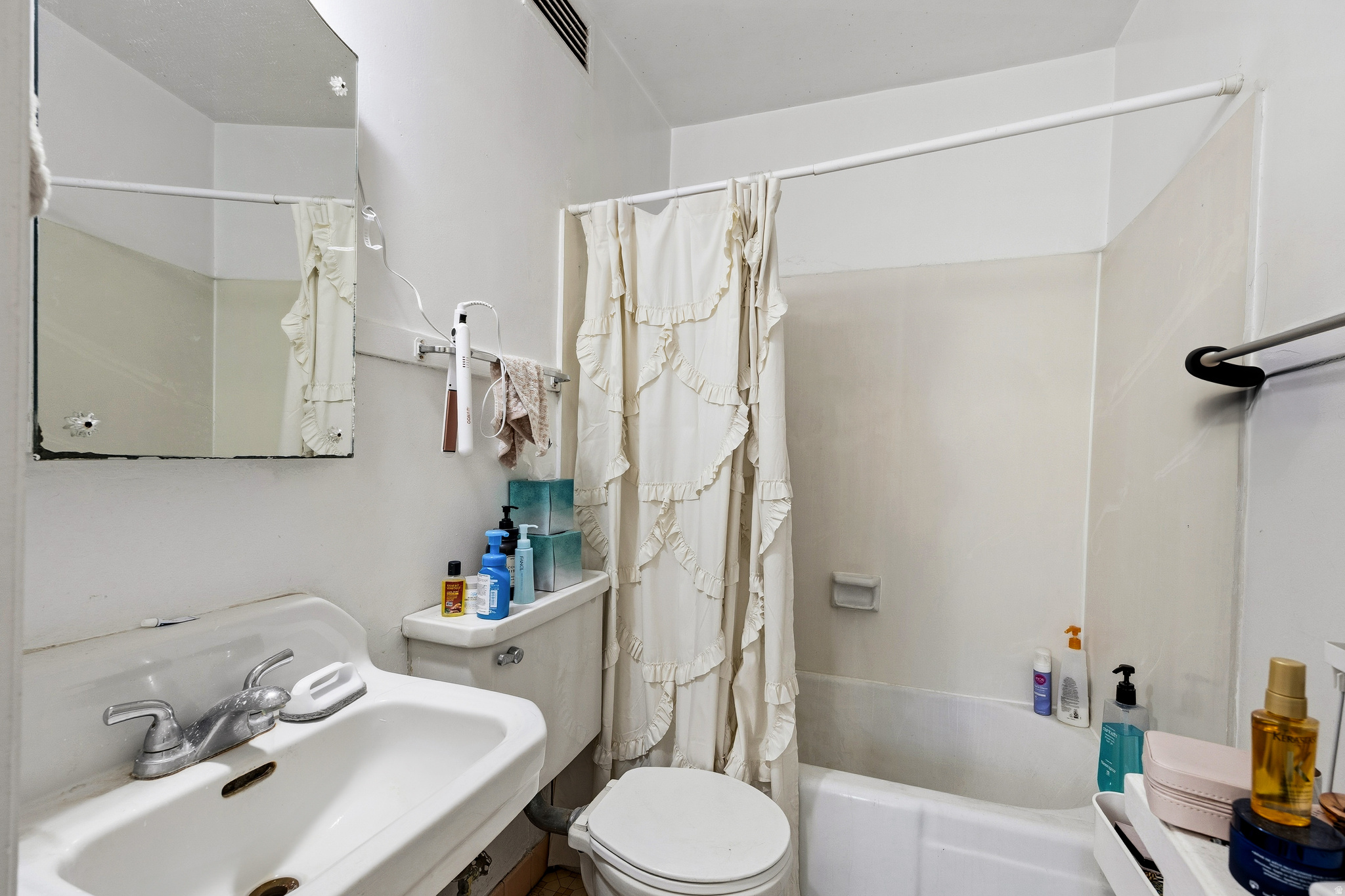 Main image without alt text