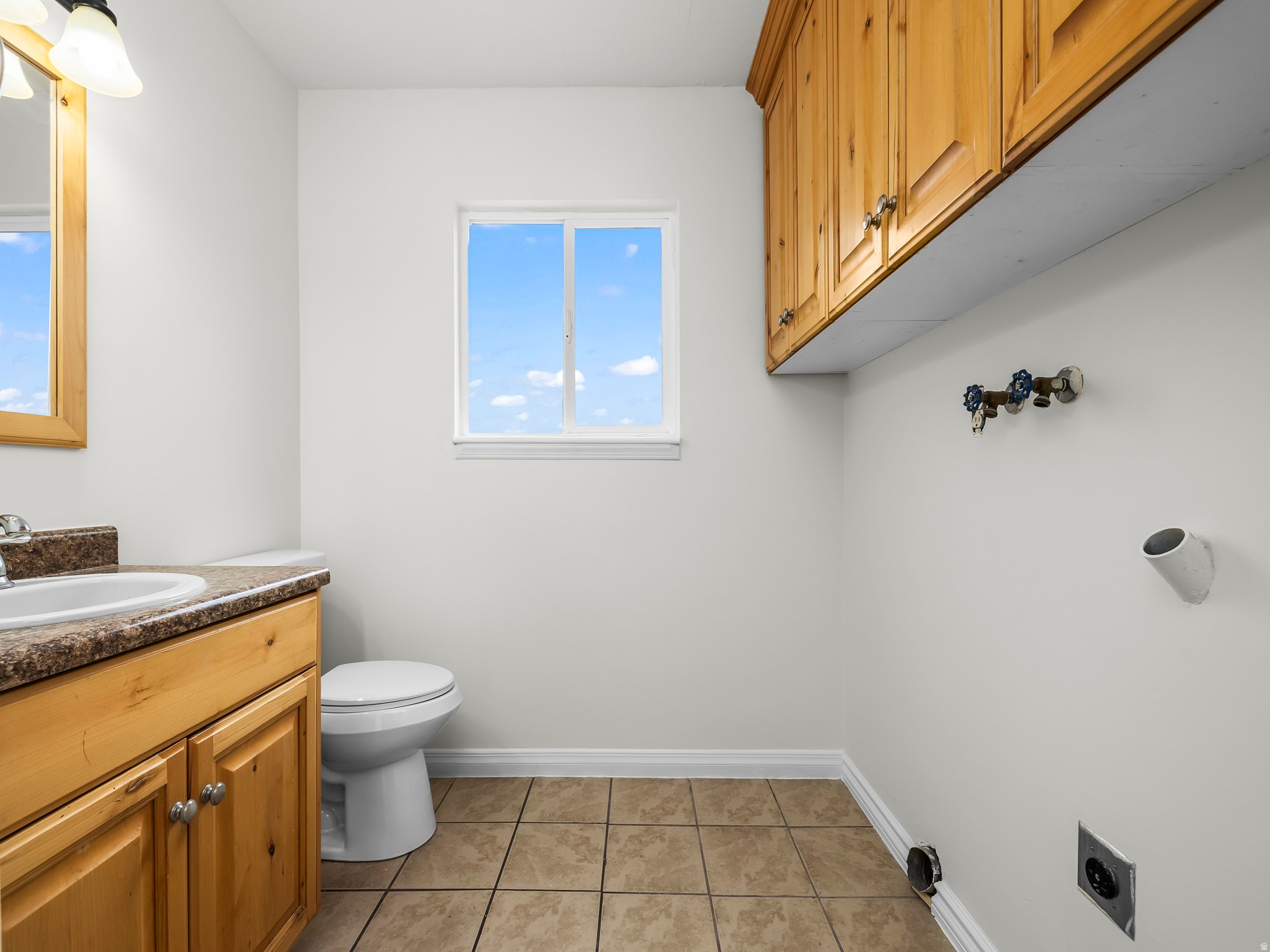 Main image without alt text