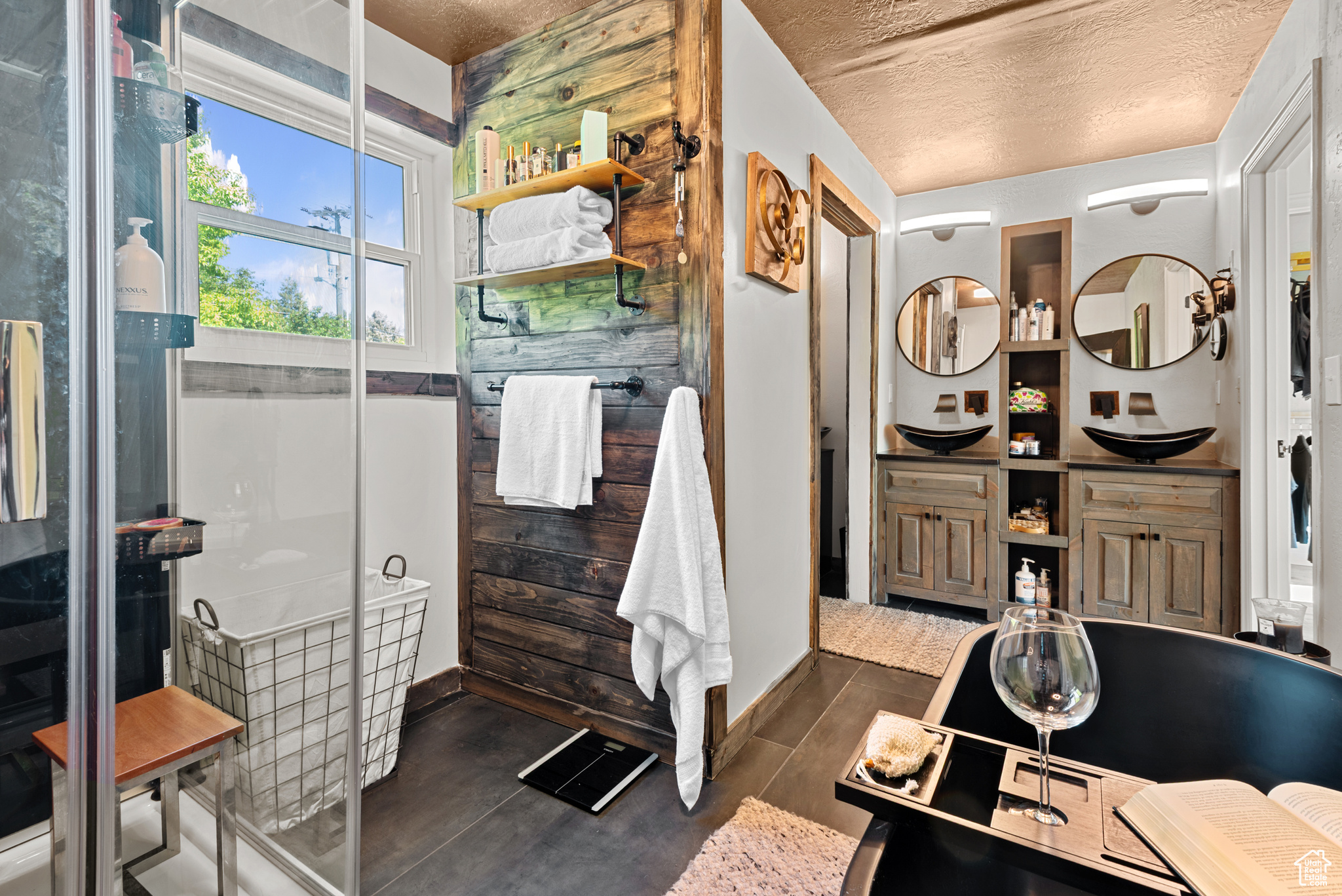 Sandy, Utah 84092, United States, 7 Bedrooms Bedrooms, ,4 BathroomsBathrooms,Residential,Active,120098