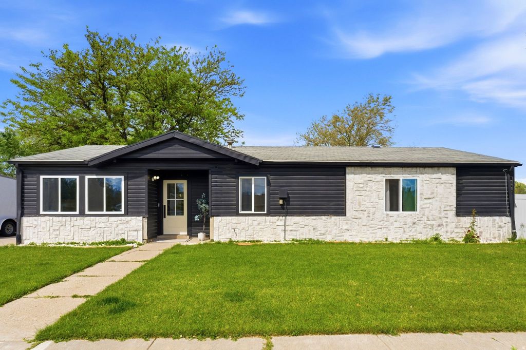 Photo of 950 S GLENDALE ST W, Salt Lake City, UT 84104 (MLS # 2156534)