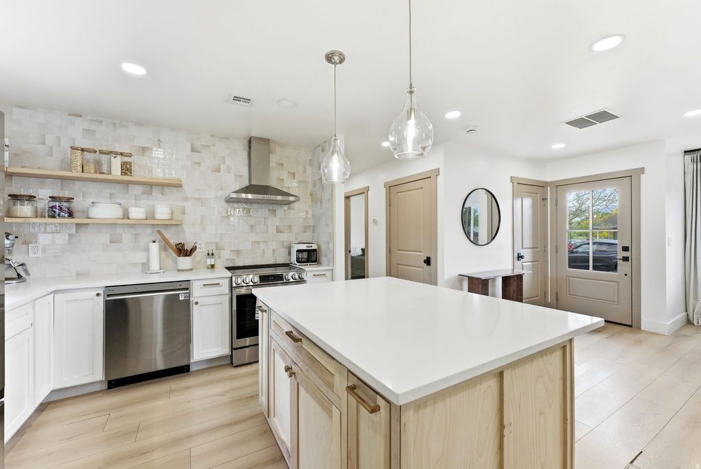 Photo of 950 S GLENDALE ST W, Salt Lake City, UT 84104 (MLS # 2156534)